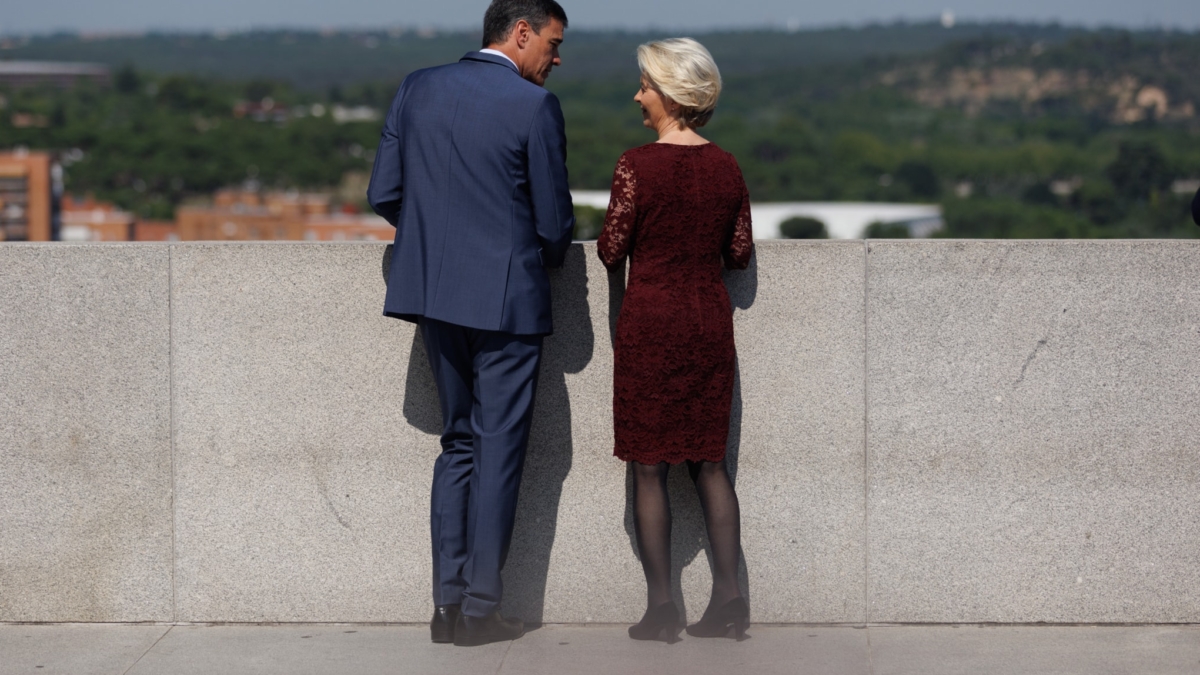 (Foto de ARCHIVO) El presidente del Gobierno, Pedro Sánchez y la presidenta de la Comisión Europea, Úrsula von der Leyen, a su llegada a la inauguración de la Presidencia española del Consejo de la Unión Europea, a 3 de julio de 2023, en Madrid (España). España ha accedido, desde el pasado sábado 1 de julio, a la Presidencia del Consejo de la Unión Europea, que encabezará durante seis meses después de que Suecia le haya cedido el testigo. El próximo semestre trata del último tramo del ciclo institucional europeo antes del nombramiento de una nueva Comisión tras las elecciones al Parlamento Europeo, que se celebrarán en mayo de 2024. Será la quinta vez que España presida el Consejo, tras ostentar un primer turno entre enero y junio de 1989 y hacerlo de nuevo en 1995, 2002 y 2010. Eduardo Parra / Europa Press 03/7/2023