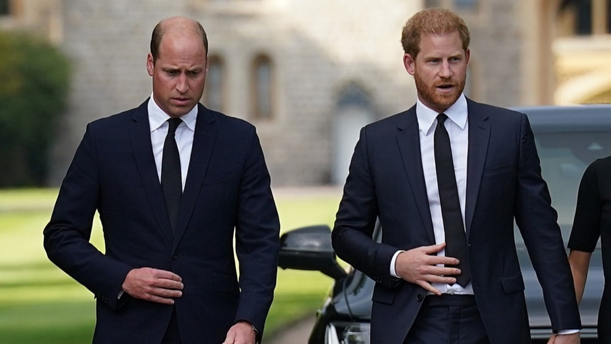 El príncipe Guillermo y su hermano Harry tras la muerte de Isabel II.