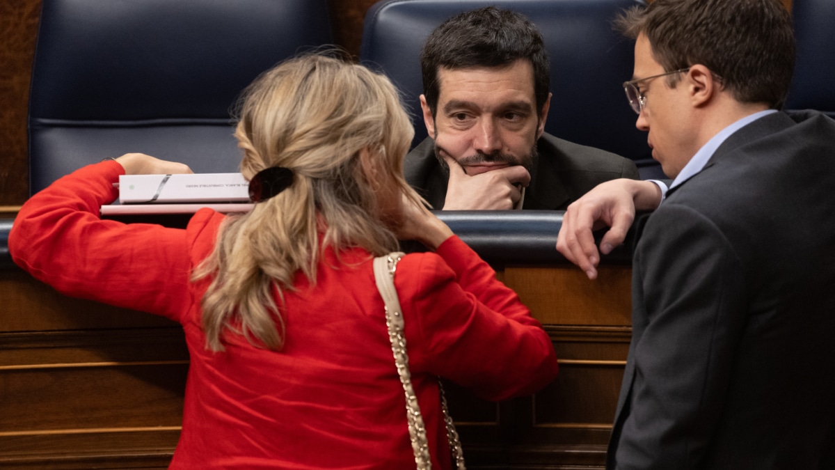 La vicepresidenta segunda y ministra de Trabajo, Yolanda Díaz; el ministro de Derechos Sociales, Pablo Bustinduy y el líder de Más País, Iñigo Errejón, durante una sesión del Congreso.