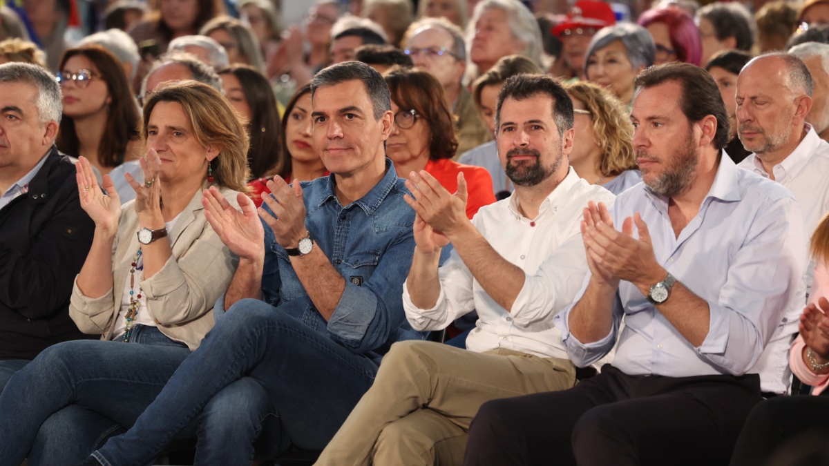 (Foto de ARCHIVO) (I-D) La candidata del PSOE para las elecciones europeas y vicepresidenta tercera y ministra para la Transición Ecológica y el Reto Demográfico, Teresa Ribera, el secretario general del PSOE y presidente del Gobierno, Pedro Sánchez, el secretario general del PSOE en Castilla y León, Luis Tudanca, y el ministro de Transportes y Movilidad Sostenible, Óscar Puente, durante un acto de campaña del PSOE, en la Feria de Muestras de Valladolid, a 1 de junio de 2024, en Valladolid, Castilla y León (España). Este encuentro se enmarca como parte de los actos de campaña del partido de cara a las próximas elecciones del 9 de junio. Photogenic/Claudia Alba / Europa Press 01 JUNIO 2024;ELECCIONES;EUROPEAS;COMICIOS;9J;9 DE JUNIO;CAMPAÑA;PSOE 01/6/2024