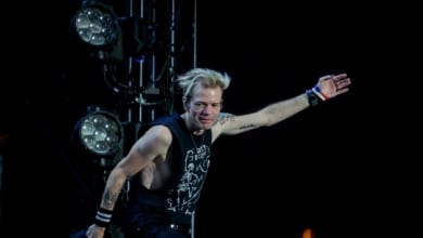 Deryck Whibley, de Sum 41, desvela que su mánager abusó de él alegando que "la mayoría de la gente es bisexual"