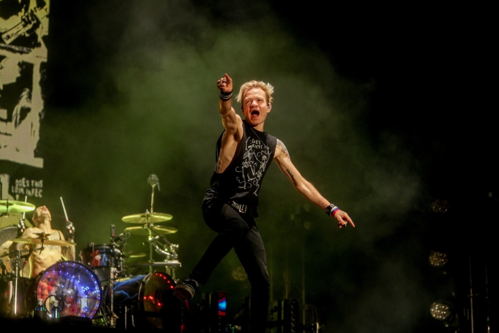 Deryck Whibley durante un concierto de Sum 41 en el Mad Cool 2024.