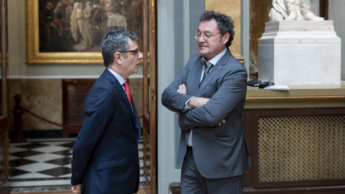 (Foto de ARCHIVO) El ministro de la Presidencia, Justicia y Relaciones con las Cortes, Félix Bolaños (i) charla con el fiscal general del Estado, Álvaro García Ortiz, en el Senado antes de la toma de posesión del presidente del Consejo General de la Abogacía Española, a 19 de julio de 2024, en Madrid (España). Salvador González Martín toma hoy posesión de su cargo como presidente del Consejo General de la Abogacía Española tras ser elegido el pasado 28 de junio con el respaldo de 48 votos de un total de 83 emitidos. González Marín es decano del Colegio de la Abogacía de Málaga desde 2020 especializado en el área de Derecho Mercantil y Societario. Alberto Ortega / Europa Press 19 JULIO 2024;LEYES;ABOGADOS 19/7/2024