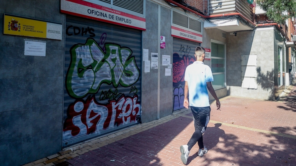 Una persona camina frente a una oficina del SEPE, en Madrid.