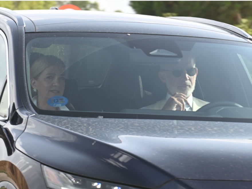 El rey Felipe y la infanta Cristina llegan juntos a la boda de Victoria López-Quesada.