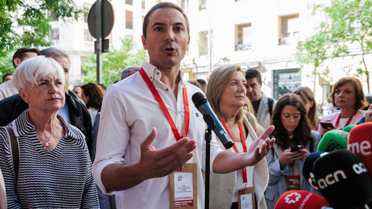 (Foto de ARCHIVO) El secretario general del PSOE-M, Juan Lobato, atiende a los medios de comunicación a su llegada a la reunión del Comité Federal del PSOE, en la sede federal del PSOE, a 7 de septiembre de 2024, en Madrid (España). Sánchez ha presidido hoy la reunión del Comité Federal del PSOE con el objetivo de aprobar una fecha definitiva para el Congreso Federal que tendrá lugar el fin de semana del 30 de noviembre en Sevilla. Además el Comité, en el que han estado presentes los líderes territoriales socialistas, ha mantenido un debate interno sobre la financiación autonómica, después de los recelos que ha provocado el acuerdo con ERC sobre el cupo catalán en diversas federaciones autonómicas del PSOE. Carlos Luján / Europa Press 07 SEPTIEMBRE 2024;PSOE;COMITE;FEDERAL; 07/9/2024