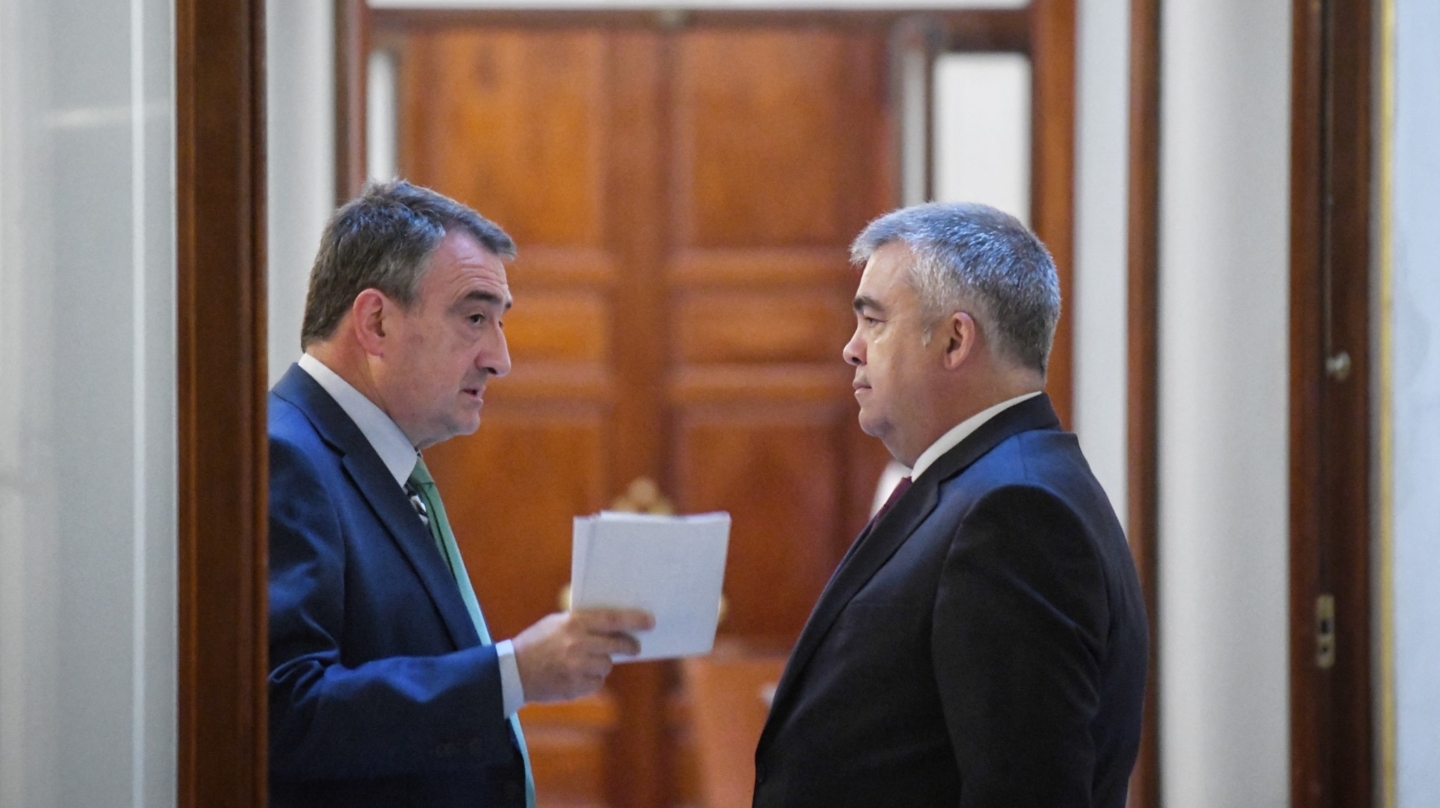 (Foto de ARCHIVO) El portavoz del PNV en el Congreso, Aitor Esteban (i) y el secretario de Organización del PSOE, Santos Cerdán (d), durante una sesión plenaria, en el Congreso de los Diputados, a 10 de septiembre de 2024, en Madrid (España). El Pleno del Congreso debate hoy y vota mañana, 11 de septiembre, la financiación singular de Cataluña pactada por el PSC y ERC a instancia del PP. En concreto, se trata de una moción derivada de una interpelación urgente dirigida a la vicepresidenta y ministra de Hacienda que tuvo lugar en la última sesión plenaria del pasado mes de junio, antes del paréntesis estival, por lo tanto fue registrada antes de que Esquerra y el PSC llegasen a un acuerdo para impulsar un nuevo sistema de financiación para Cataluña similar al concierto económico. Fernando Sánchez / Europa Press 10 SEPTIEMBRE 2024;PLENO;CONGRESO;DIPUTADOS;MINISTROS;POLÍTICA;FINANCIACIÓN SINGULAR; 10/9/2024