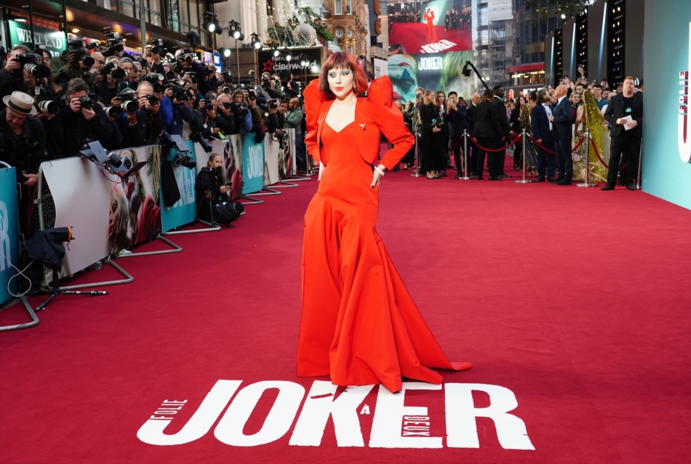 Lady Gaga lució un clásico vestido rojo en la premiere londinense de 'Joker: Folie à Deux'.