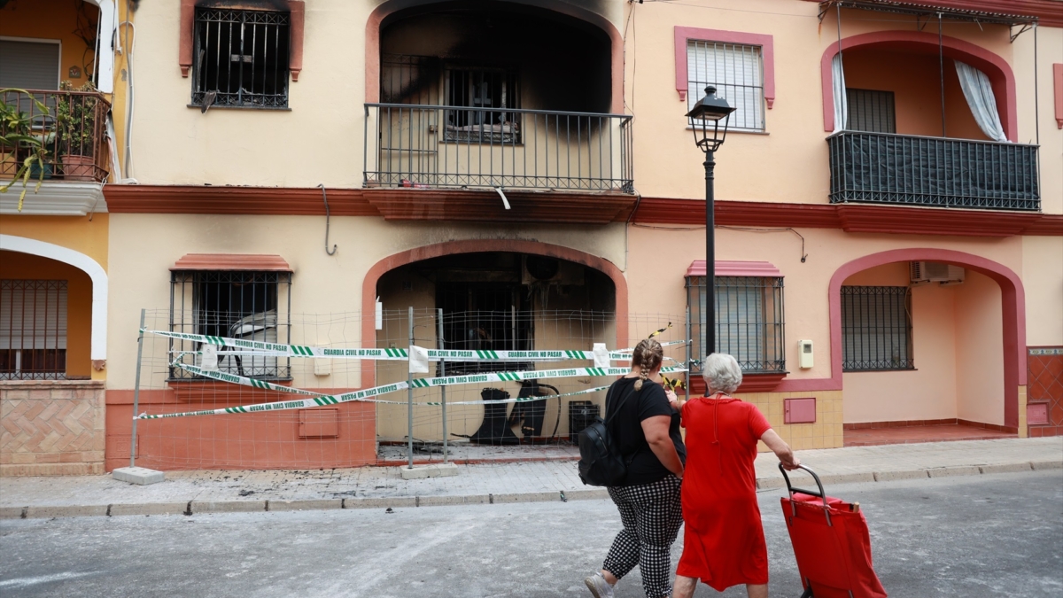 Imagen de la vivienda en la calle Fernando Martín, en Guillena, donde se produjo el incendio en el que fallecieron cuatro personas.