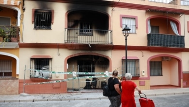 Un teléfono cargándose sobre un sofá, la causa del incendio que provocó la muerte de una familia en Guillena