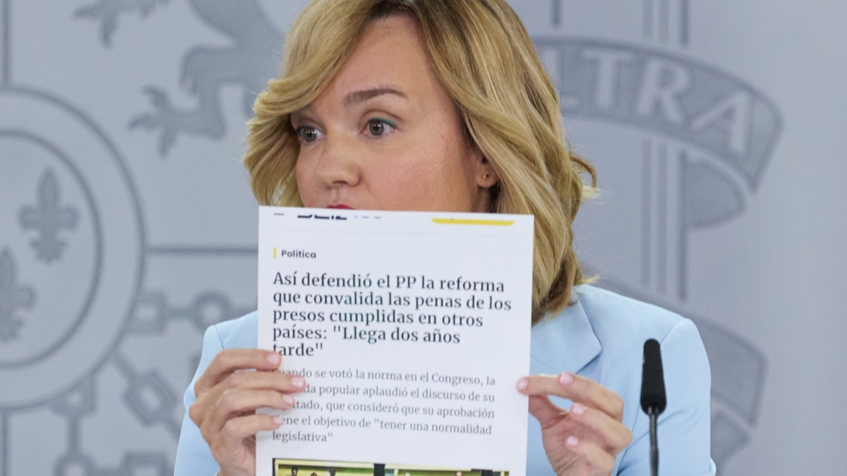 La ministra Portavoz y de Educación y Deporte, Pilar Alegría, muestra una noticia sobre una reforma del PP, durante una rueda de prensa posterior al Consejo de Ministros, en el Palacio de la Moncloa, a 8 de octubre de 2024, en Madrid (España). El Consejo de Ministros ha aprobado la licitación del concierto de Muface para los años 2025-2026 con una subida en la prima del 17,12%, por encima del 14% que habían ofrecido en un primer momento a las aseguradoras, según ha informado el Ministerio para la Transformación Digital y Función Pública en un comunicado. Jesús Hellín / Europa Press 08 OCTUBRE 2024;GOBIERNO;CONSEJO;MUFACE;PRIMA;SALARIO 08/10/2024