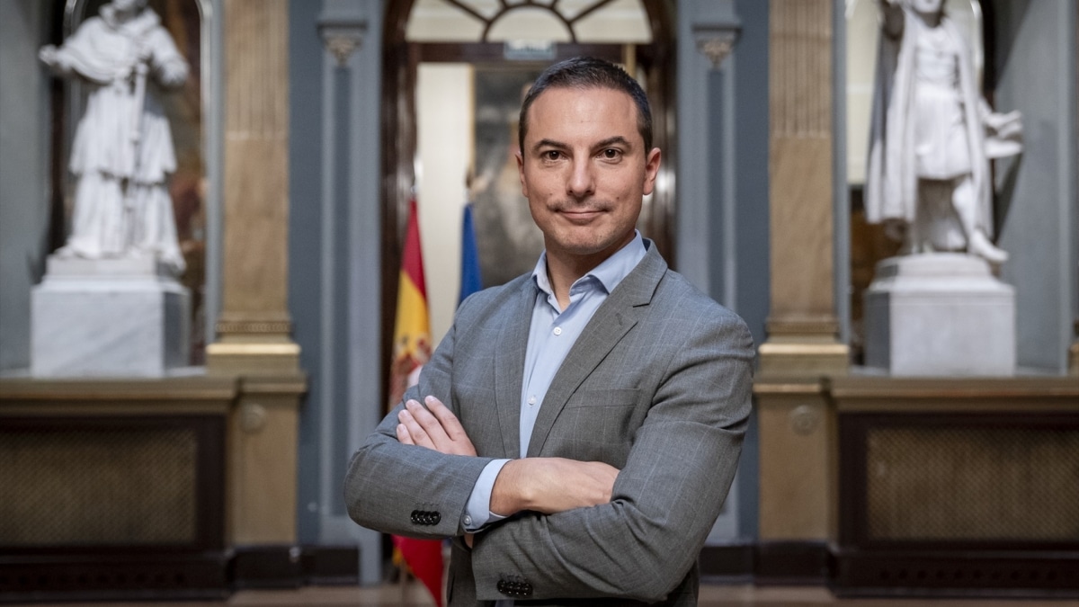 Juan Lobato posa en el Senado para su entrevista con Europa Press.