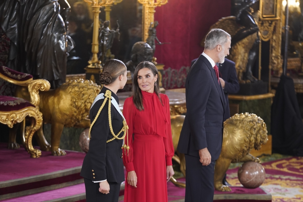 Un momento de conversación entre la princesa Leonor y la reina Letizia en el besamanos del Palacio Real por el Día Nacional.