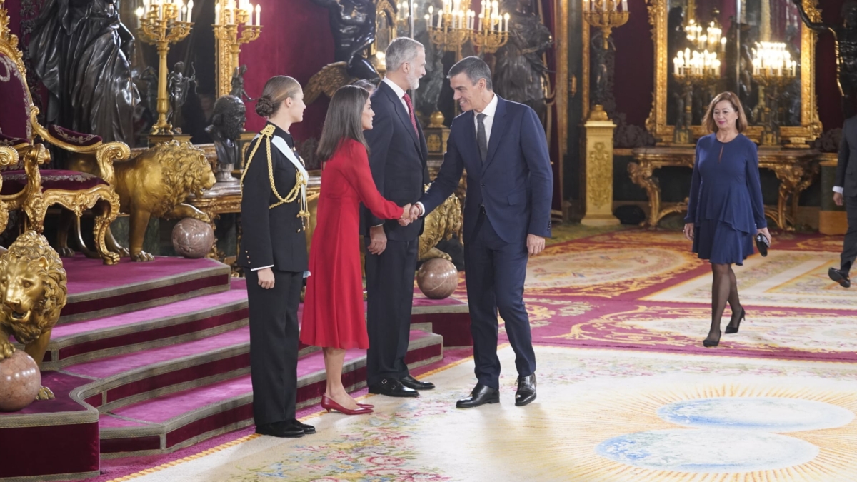 El presidente del Gobierno, Pedro Sánchez, y la presidenta del Congreso, Francina Armengol, saludan al Rey Felipe VI, la princesa Leonor y la Reina Letizia durante la recepción con motivo del día de la Fiesta Nacional, en el Palacio Real, a 12 de octubre de 2024, en Madrid (España). El acto es presidido por los Reyes y la Princesa de Asturias después del acto solemne de homenaje a la Bandera Nacional y el desfile militar que se ha celebrado en la Plaza de Cánovas del Castillo. La conmemoración de la Fiesta Nacional tiene como finalidad recordar solemnemente momentos de la historia colectiva que forman parte del patrimonio histórico, cultural y social común, asumido como tal por la gran mayoría de los ciudadanos. A. Pérez Meca. POOL/Europa Press / Europa Press 12 OCTUBRE 2024;RECEPCIÓN;HISPANIDAD;FIESTA;12O 12/10/2024