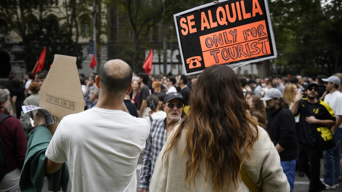 Varias personas durante una manifestación en Madrid para denunciar el precio de los alquileres el pasado 13 de octubre de 2024.