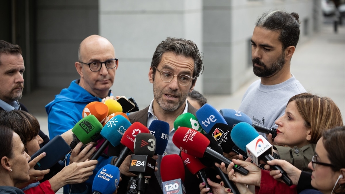 El vicesecretario de Cultura y portavoz del PP, Borja Sémper, ofrece ayer declaraciones a los medios en la Audiencia Nacional después de que el PP presentara una querella contra el PSOE por presunta financiación ilegal, cohecho y tráfico de influencias.