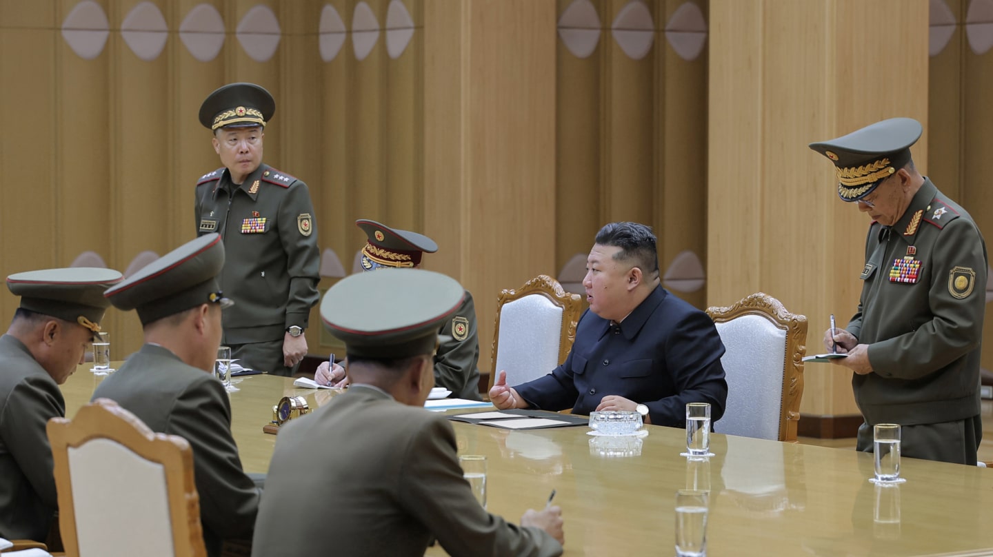 Kim Jong-un se reúne con el alto mando militar norcoreano