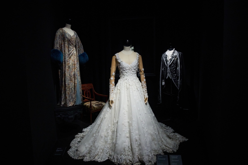 Los vestidos de novia tienen un especial protagonismo en la muestra del recorrido de Caprile. 