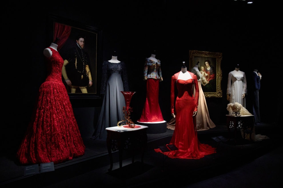 El icónico vestido rojo de la reina Letizia, el que se puso para la boda real de Dinamarca, forma parte de la amplia exposición. 