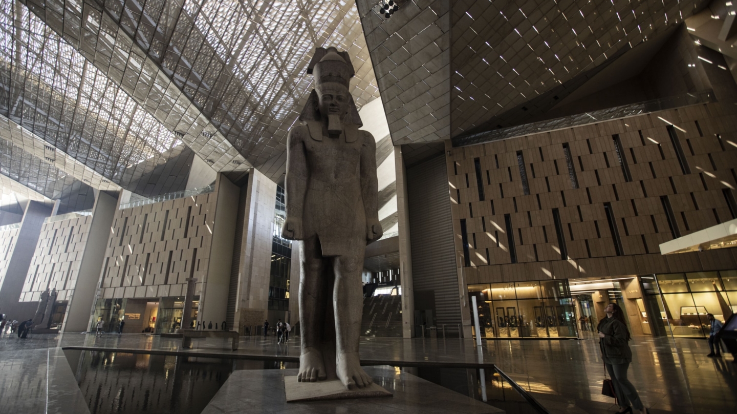 Estatua del faraón Ramses II en la escalinata de acceso al Gran Museo Egipcio.