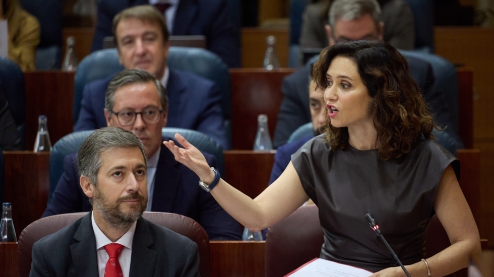 Ayuso ante la imputación del Fiscal General: "Begoña Gómez y Pedro Sánchez irán p'alante"