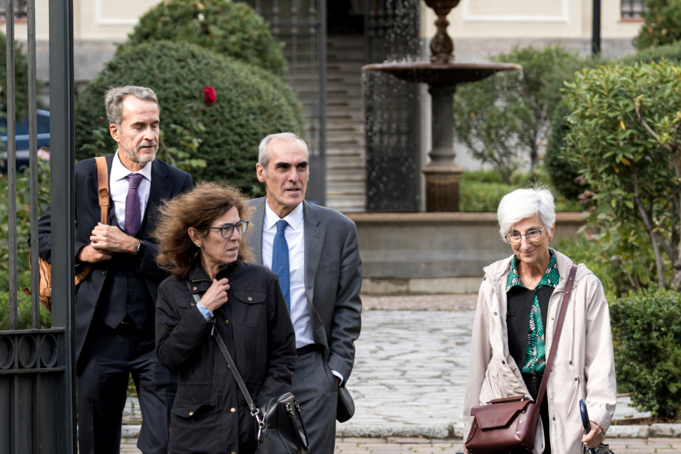 El fiscal de sala Coordinador de Seguridad y Salud en el Trabajo, Ángel Javier Muñoz; el fiscal jefe de la Fiscalía Especial contra la Corrupción y la Criminalidad Organizada, Alejandro Luzón y la ex fiscal general del Estado María José Segarra (1d), salen de la Fiscalía General del Estado, donde se ha convocado la reunión del Consejo Fiscal, a 17 de octubre de 2024, en Madrid (España)