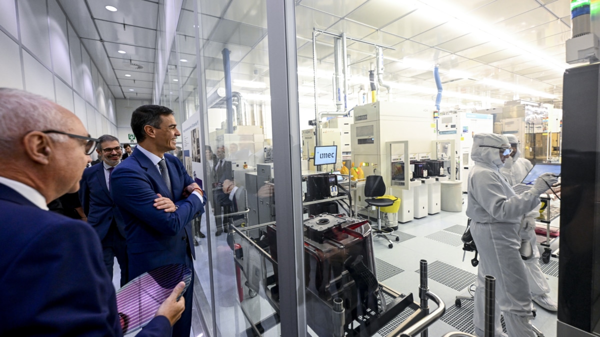 (Foto de ARCHIVO) El presidente y CEO de IMEC, Luc Van den Hove (i), y el presidente del Gobierno, Pedro Sánchez (d), durante su visita a la sede del Centro Interuniversitario de Microelectrónica (IMEC), a 18 de octubre de 2024, en Lovaina (Bélgica). Pedro Sánchez ha viajado a Bruselas con motivo de la cumbre del Consejo Europeo celebrada ayer, 17 de octubre. Durante su visita al centro, el presidente del Gobierno ha anunciado que el Ejecutivo ya ha liberado los primeros 100 millones de euros de inversión para el centro de investigación y desarrollo sobre semiconductores que el IMEC va a instalar en Málaga. Dirk Waem / Belga / Europa Press 18 OCTUBRE 2024;PRESIDENTE;CENTRO;INVESTIGACIÓN;I+D 18/10/2024