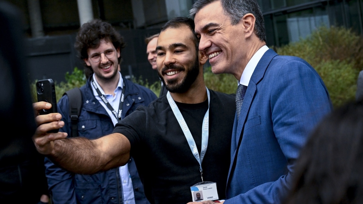 El presidente del Gobierno, Pedro Sánchez, durante su visita a la sede del Centro Interuniversitario de Microelectrónica.