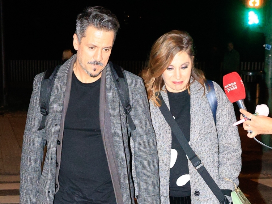 Leire Martínez y Miguel Sueiras dan un paseo por las calles de Pamplona.