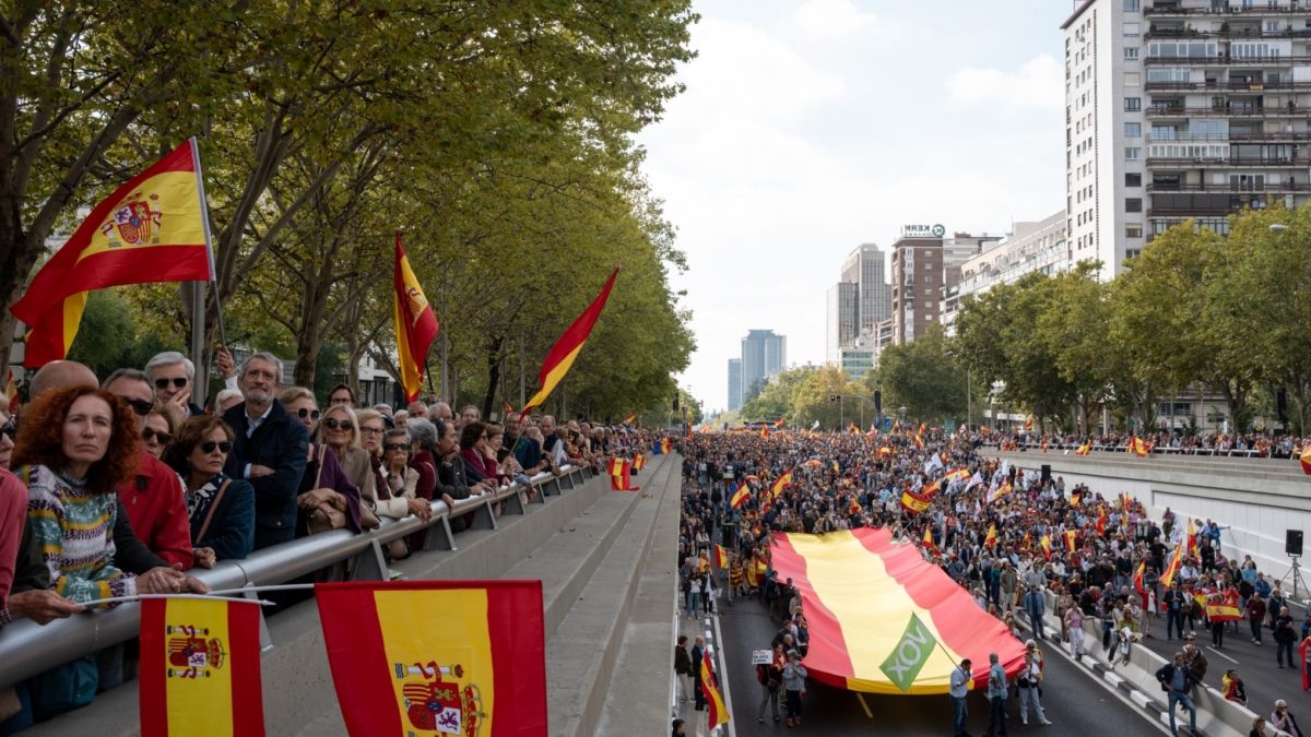 Miles de personas durante la concentración para pedir elecciones generales, en la Plaza de Castilla