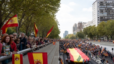 Miles de manifestantes reclaman elecciones y apuntan a Sánchez en Madrid: "Estás acabado, no puedes ni salir a la calle"