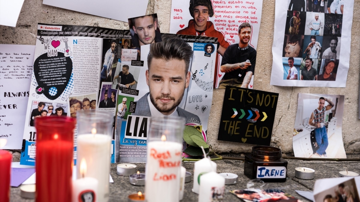 Un homenaje en memoria del cantante Liam Payne, en la plaza de Santa Ana de Madrid.