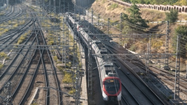 Adif hizo descarrilar el tren sin control para evitar una posible colisión en Atocha