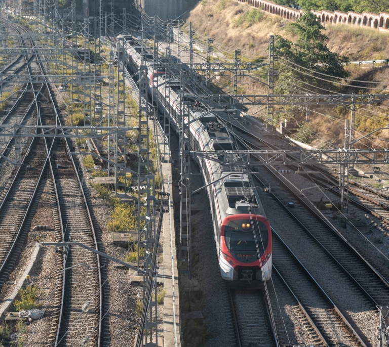 Adif hizo descarrilar el tren sin control para evitar una posible colisión en Atocha