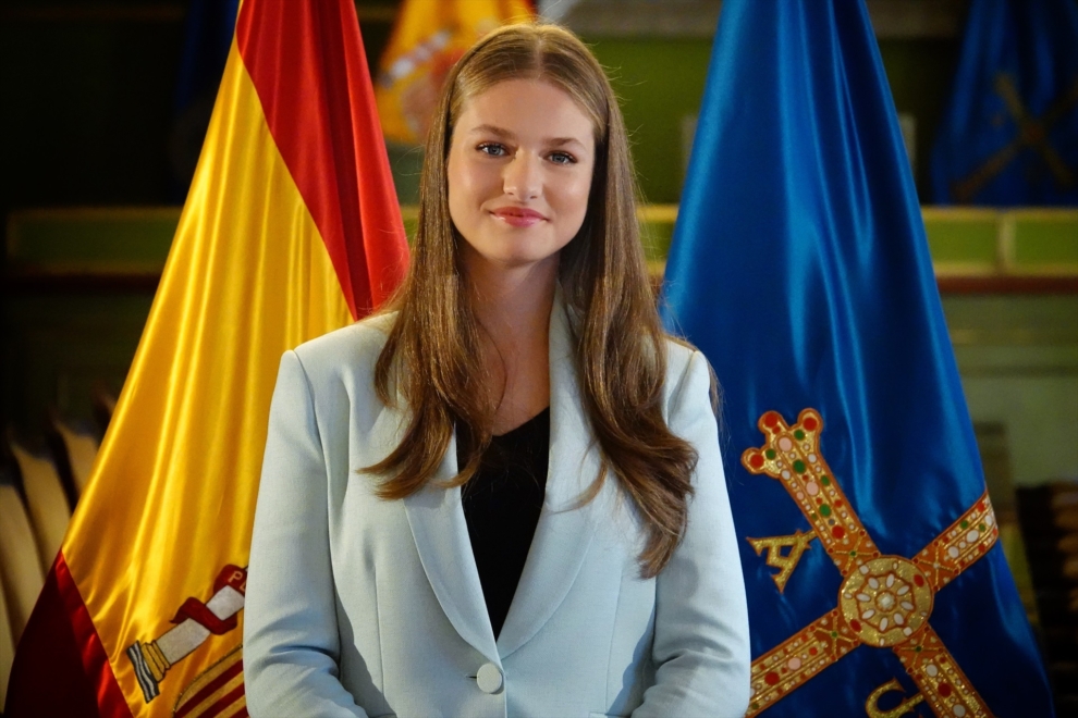 La princesa Leonor ha dado comienzo a los actos de los premios Princesa de Asturias en Oviedo al recibir dos nuevos honores. 