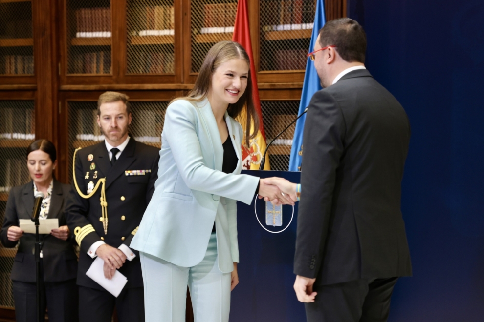 La princesa Leonor, recibe la Medalla de Asturias de manos del presidente de Asturias, Adrián Barbón, en el edificio Histórico de la Universidad de Oviedo. 