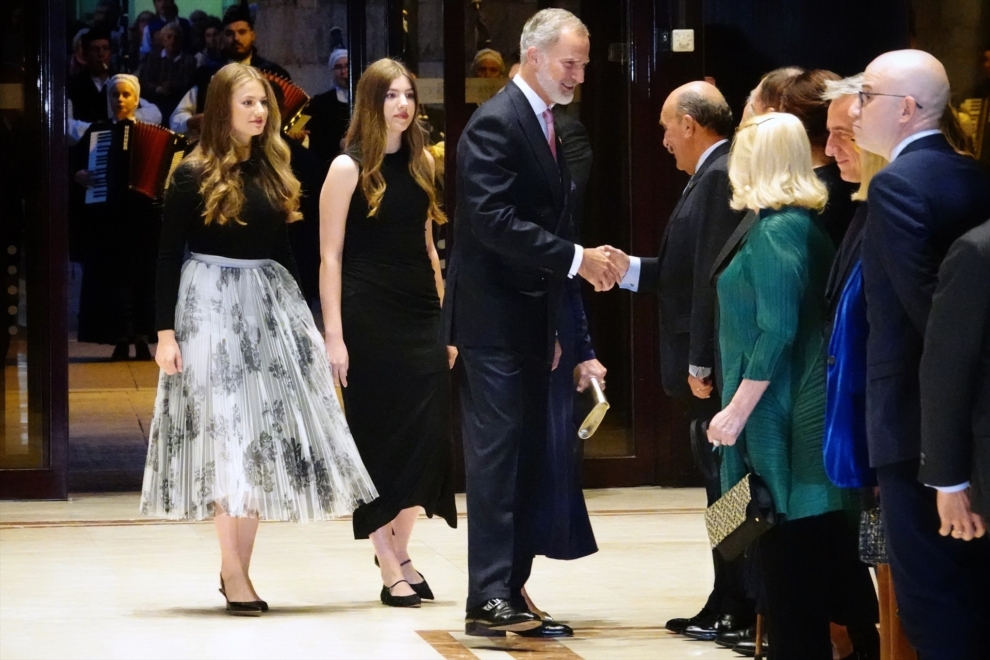 Los reyes y sus hijas saludan a su llegada al Auditorio Príncipe Felipe de Oviedo.