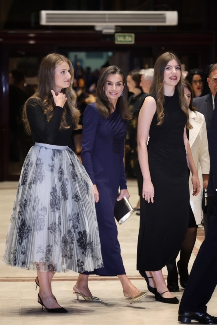 La reina Letizia, la princesa Leonor y la infanta Sofía han apostado por estilismos totalmente diferentes en su reencuentro público en Oviedo. 