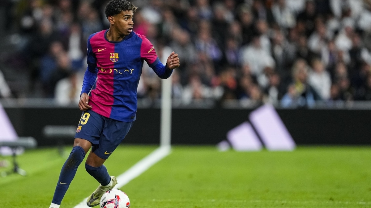 Lamine Yamal, durante el partido contra el Real Madrid en el Bernabéu.