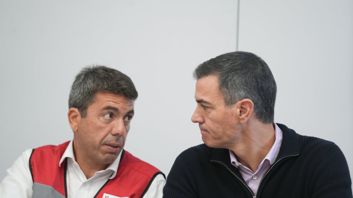 El presidente de la Generalitat valenciana, Carlos Mazón (i) y el presidente del Gobierno, Pedro Sánchez (d), durante una reunión en el Centro de Coordinación Operativo Integrado (CECOPI) de la Comunitat Valenciana, a 31 de octubre de 2024, en L'Eliana, Valencia, Comunidad Valenciana (España). Desde este centro se coordinan las labores de emergencia en las zonas afectadas por la DANA. Esta mañana se han reanudado las labores de búsqueda de los desaparecidos en la zona afectada por la dana en la Comunidad Valenciana, que se ha cobrado la vida de al menos 92 personas. Otras tres han muerto en Castilla-La Mancha y una, en la zona de Málaga, todas como consecuencia de la DANA. La Generalitat movilizará 250 millones en ayudas por la catástrofe, con 6.000 euros para cada afectado. Jorge Gil / Europa Press 31/10/2024