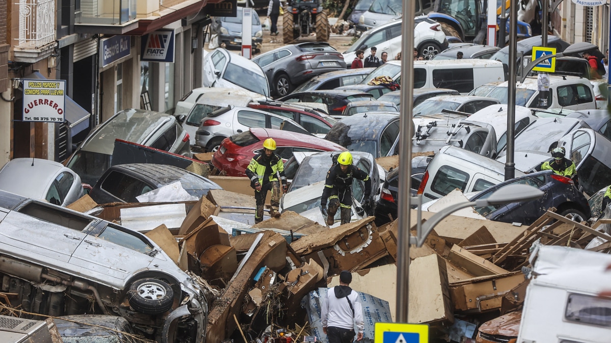 Coches destrozados por la DANA en Sedaví, Valencia