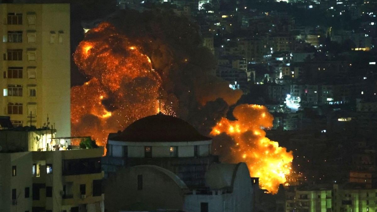 - La aviación israelí lanzó la madrugada de este domingo más de una treintena de bombardeos contra diferentes puntos de los suburbios beirutíes del Dahye.