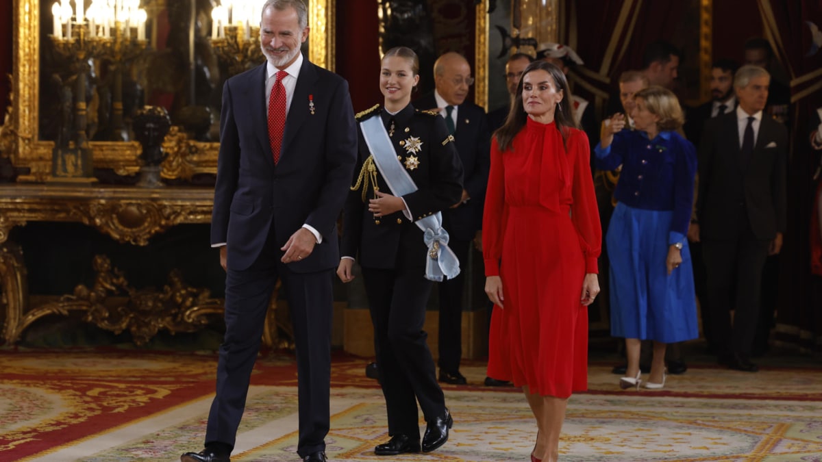 Los reyes Felipe y Letizia, acompañados por la princesa de Asturias, Leonor de Borbón, a su llegada a la recepción con motivo del día de la Fiesta Nacional, celebrada en el Palacio Real de Madrid.