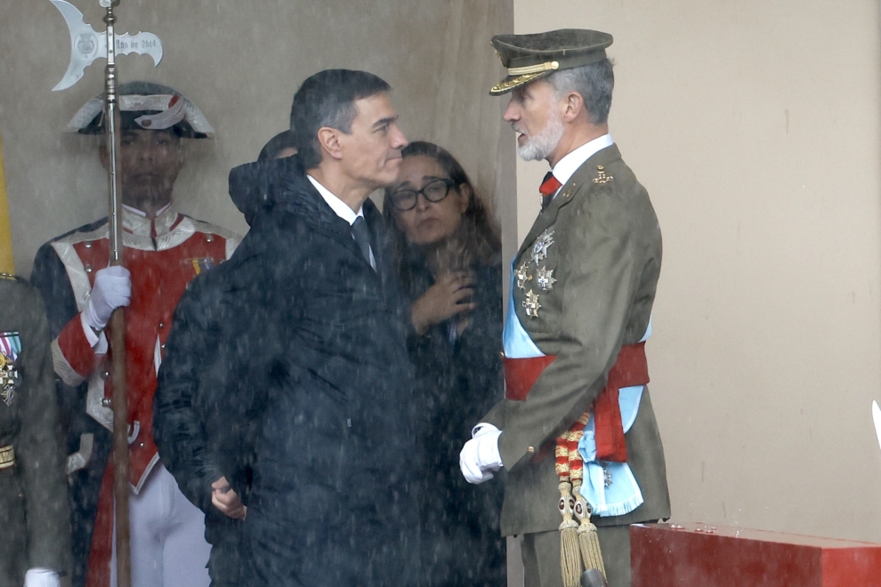 El rey Felipe VI conversa con el presidente del Gobierno, Pedro Sánchez (i), este sábado