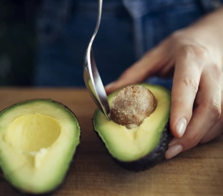 El frutero que arrasa en TikTok explica su truco para saber cuándo un aguacate está bueno