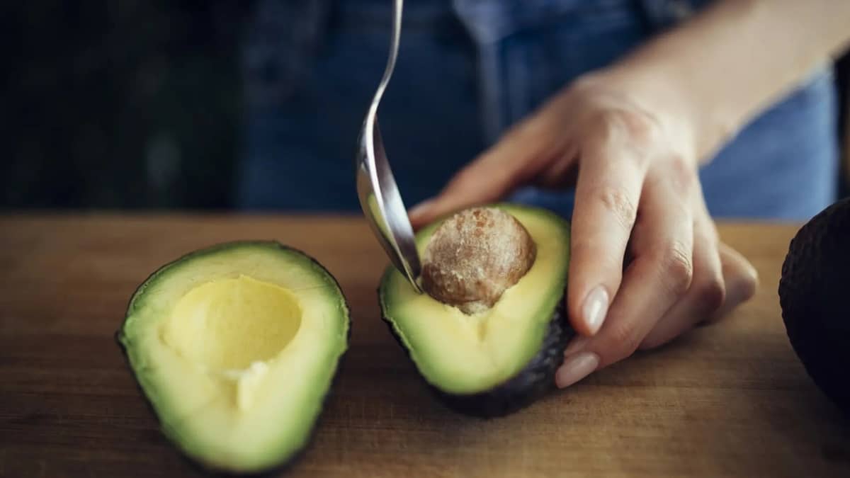 Mujer cortando un aguacate