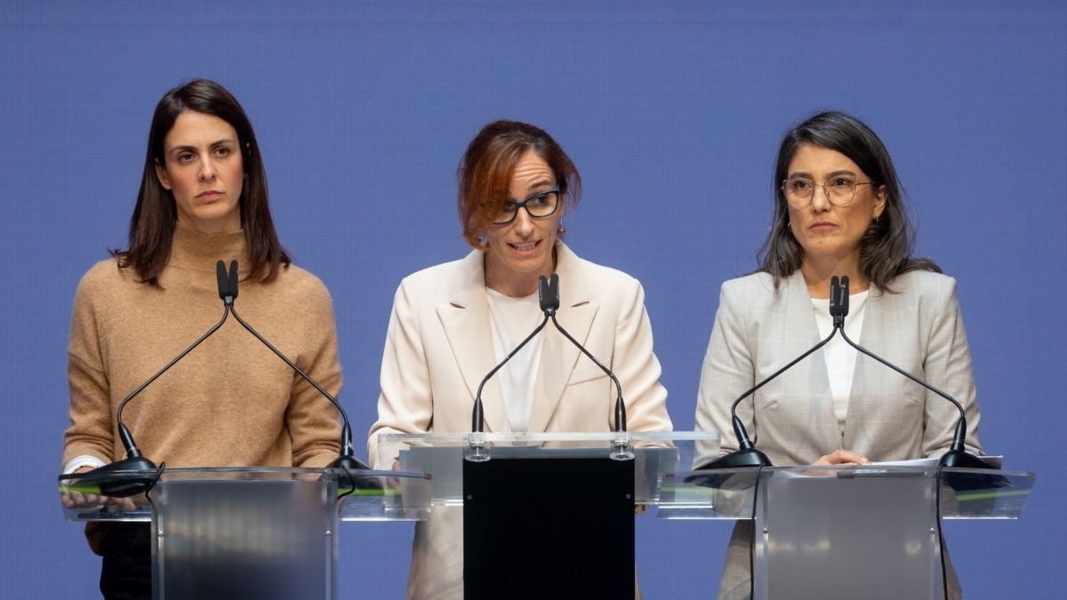 (I-D) Las coportavoces de Más Madrid Rita Maestre, Mónica García y Manuela Bergerot, este lunes, en una comparecencia sobre el 'caso Errejón'