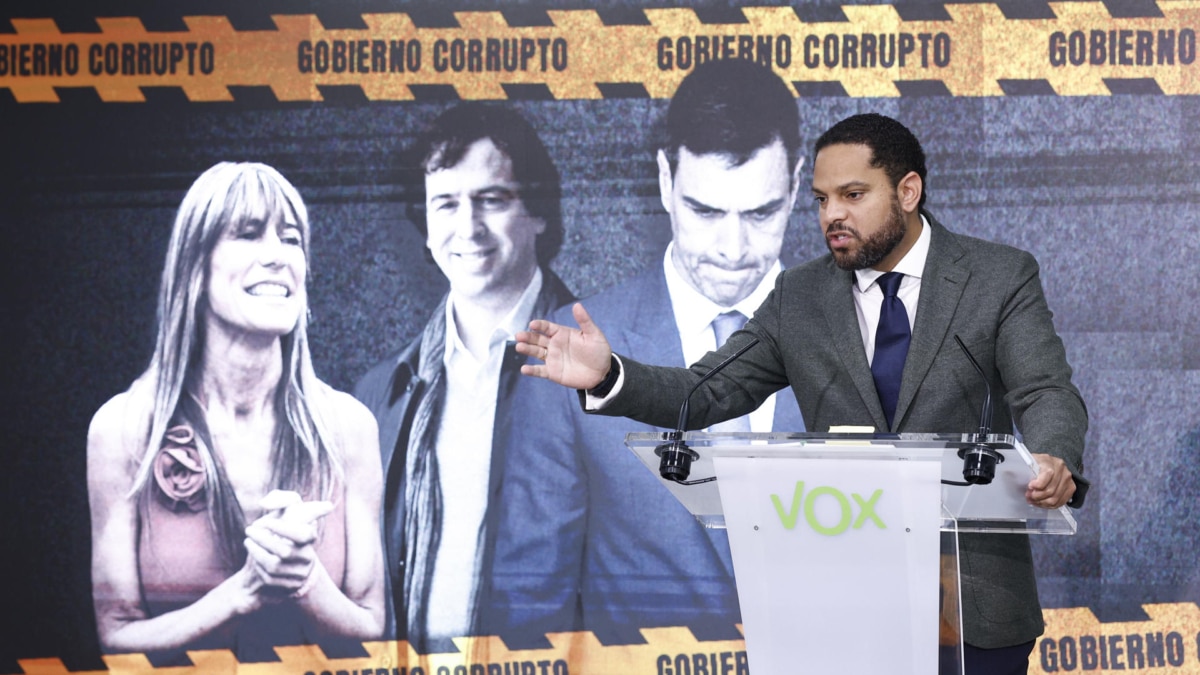 El vicepresidente y secretario general de Vox, Ignacio Garriga, en rueda de prensa en la sede nacional del partido, en Madrid, este lunes