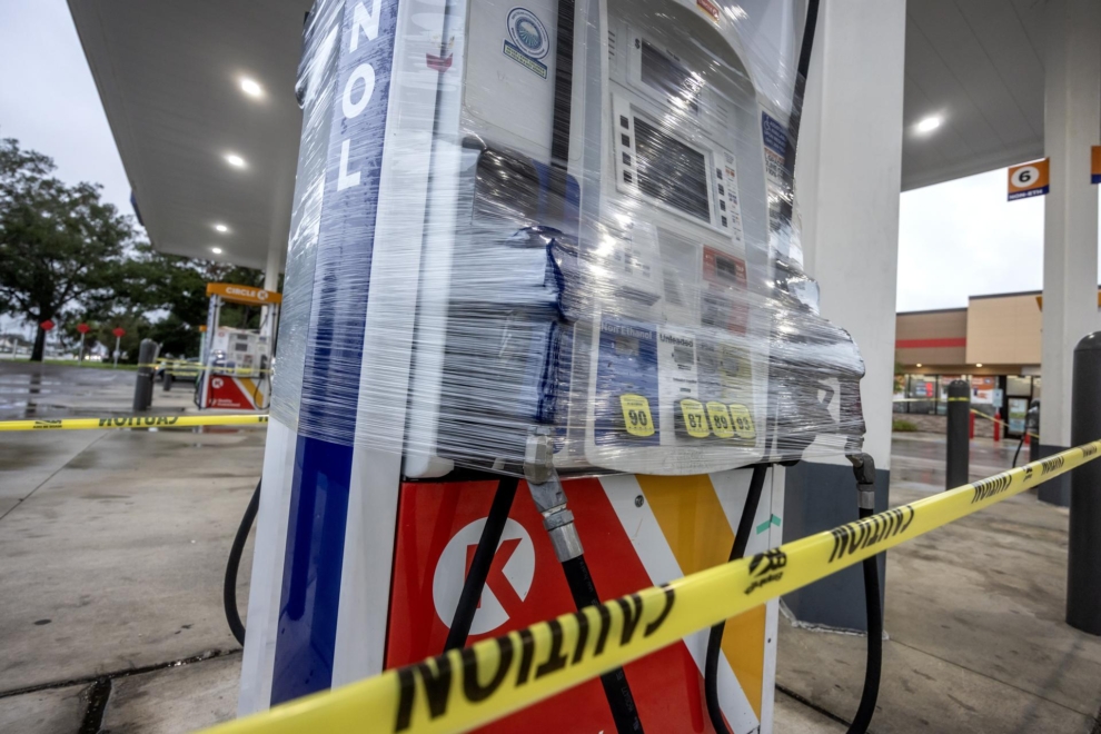 Una estación de servicio cerrada mientras Brandenton, Florida, se prepara para la llegada del huracán Milton. 