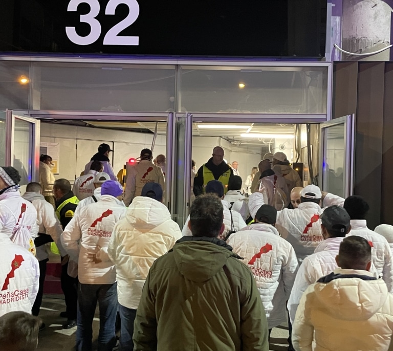 Una peña madridista lleva hasta el Bernabéu el mapa de Marruecos con el Sáhara Occidental